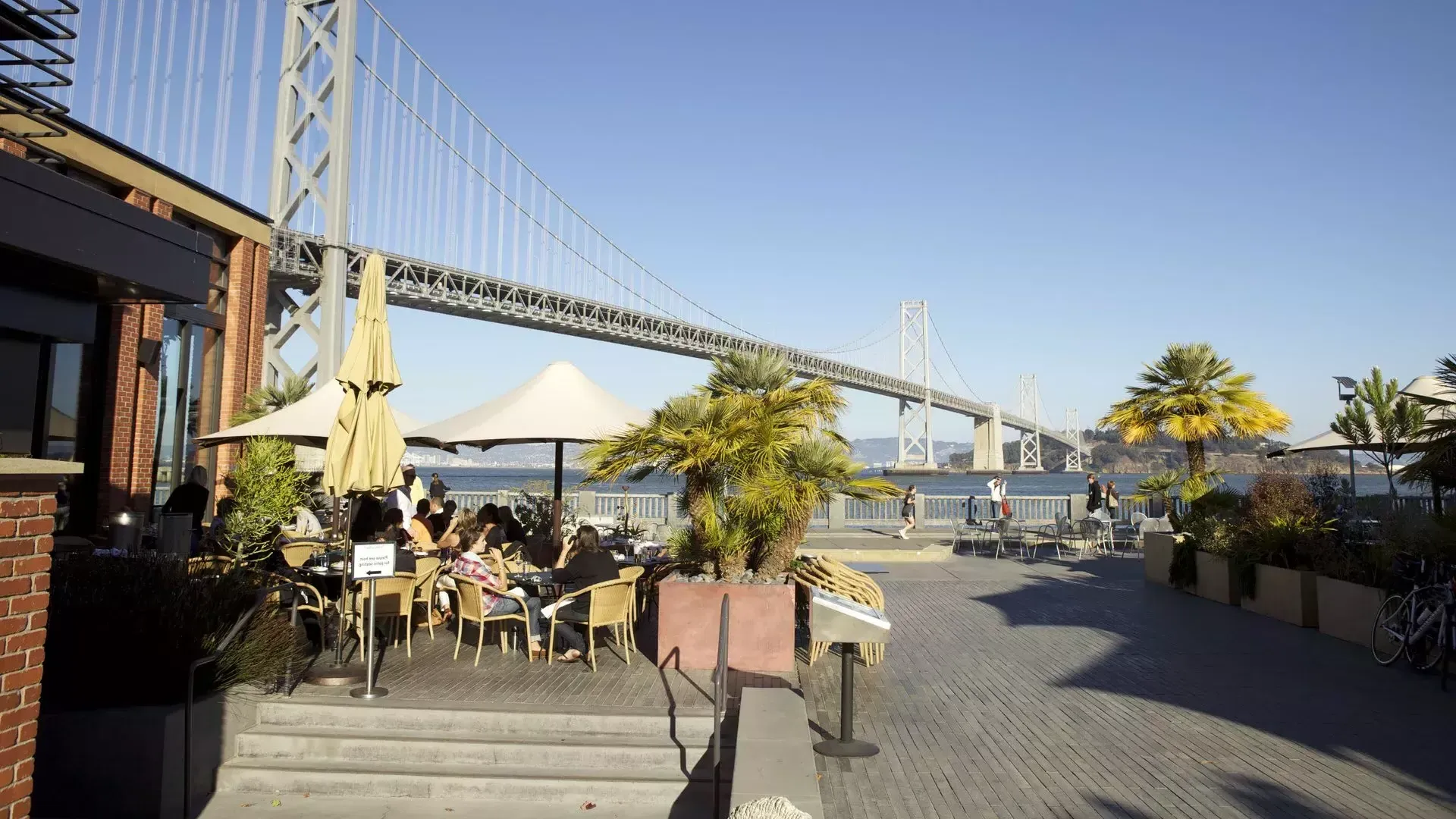 Os clientes desfrutam de uma refeição à beira-mar de São Francisco.