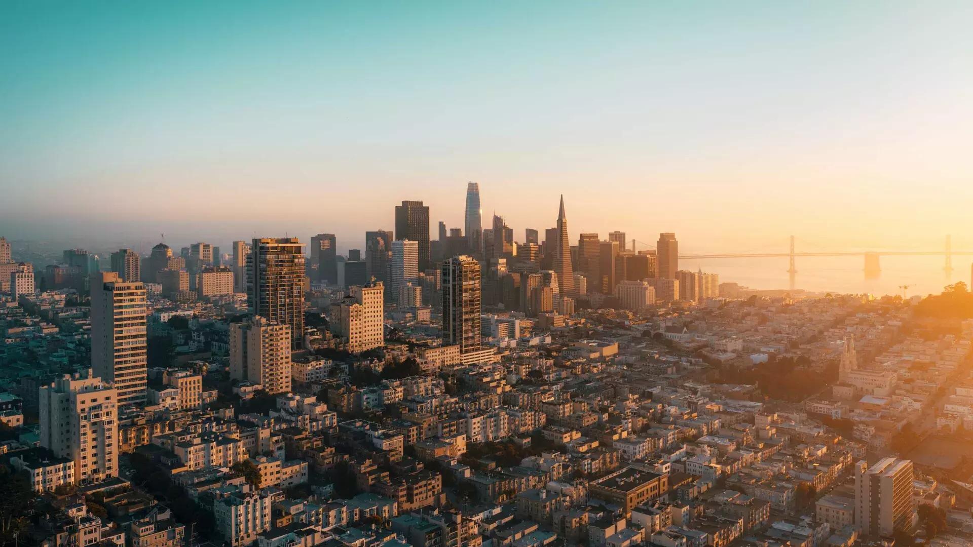Die Skyline von San Francisco erscheint aus der Luft in einem goldenen Licht.