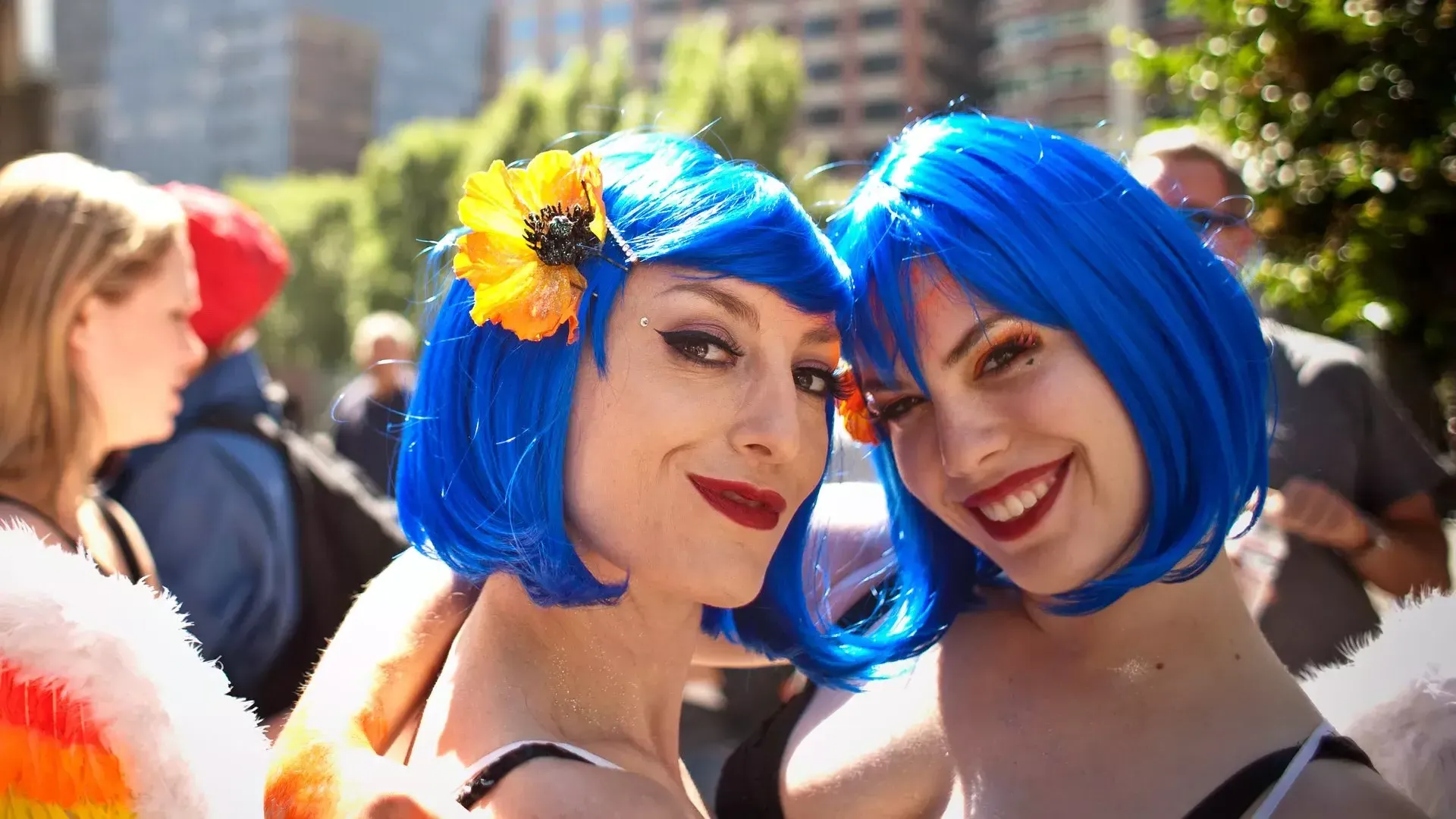 两个戴着蓝色假发的女人参加贝博体彩app的骄傲.