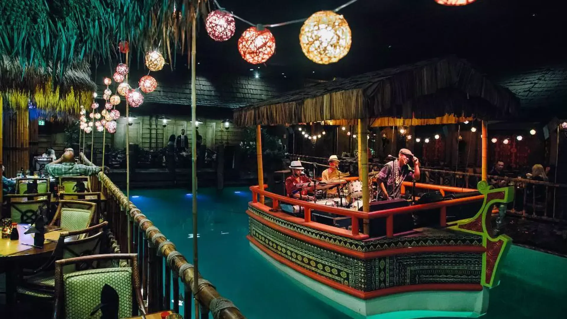 家庭乐队在贝博体彩app费尔蒙特酒店著名的汤加房间的泻湖上演奏。.