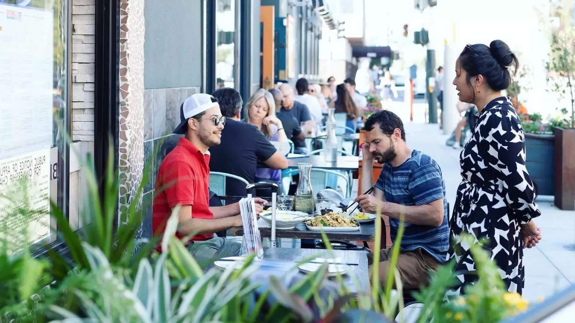 Los comensales disfrutan de una comida en el barrio Marina de San Francisco.