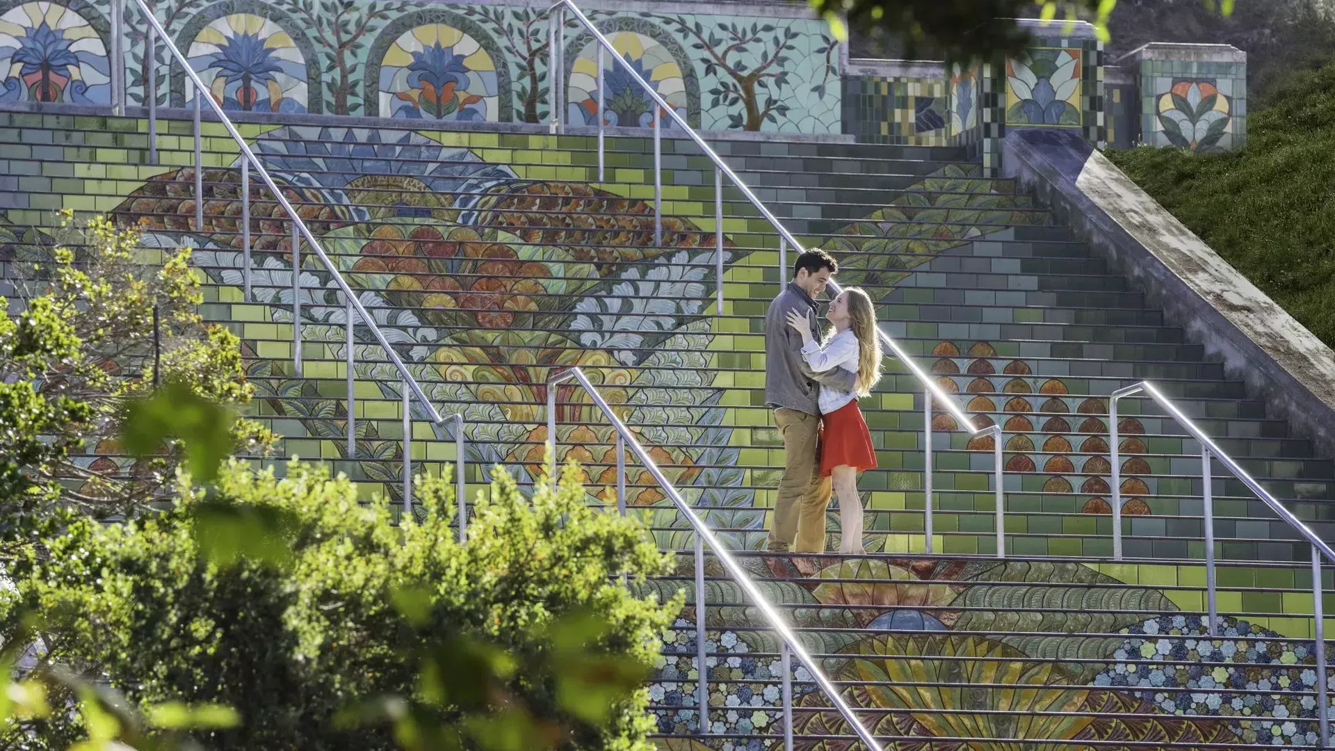 一对夫妇站在林肯公园五颜六色的瓷砖台阶上的角度照片