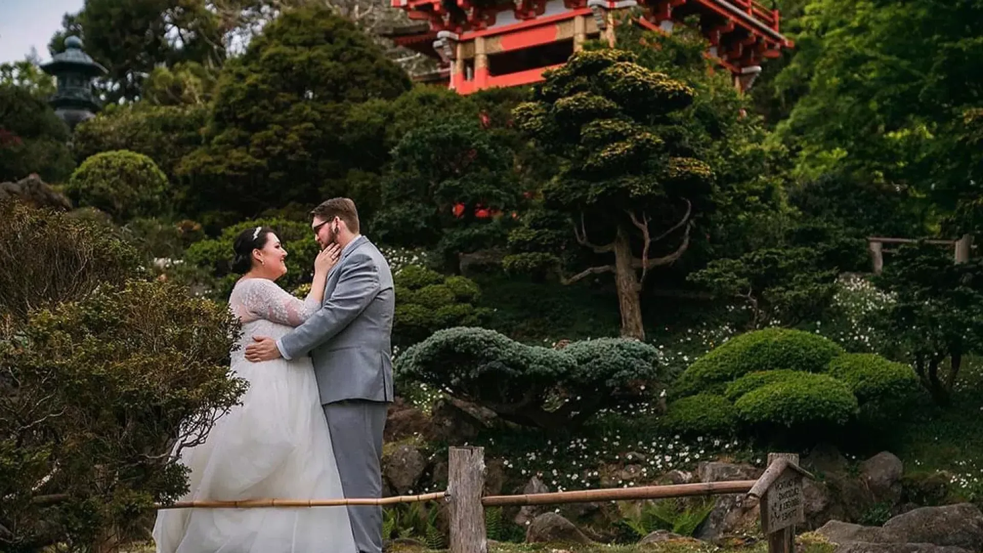 日本茶园前的新婚夫妇