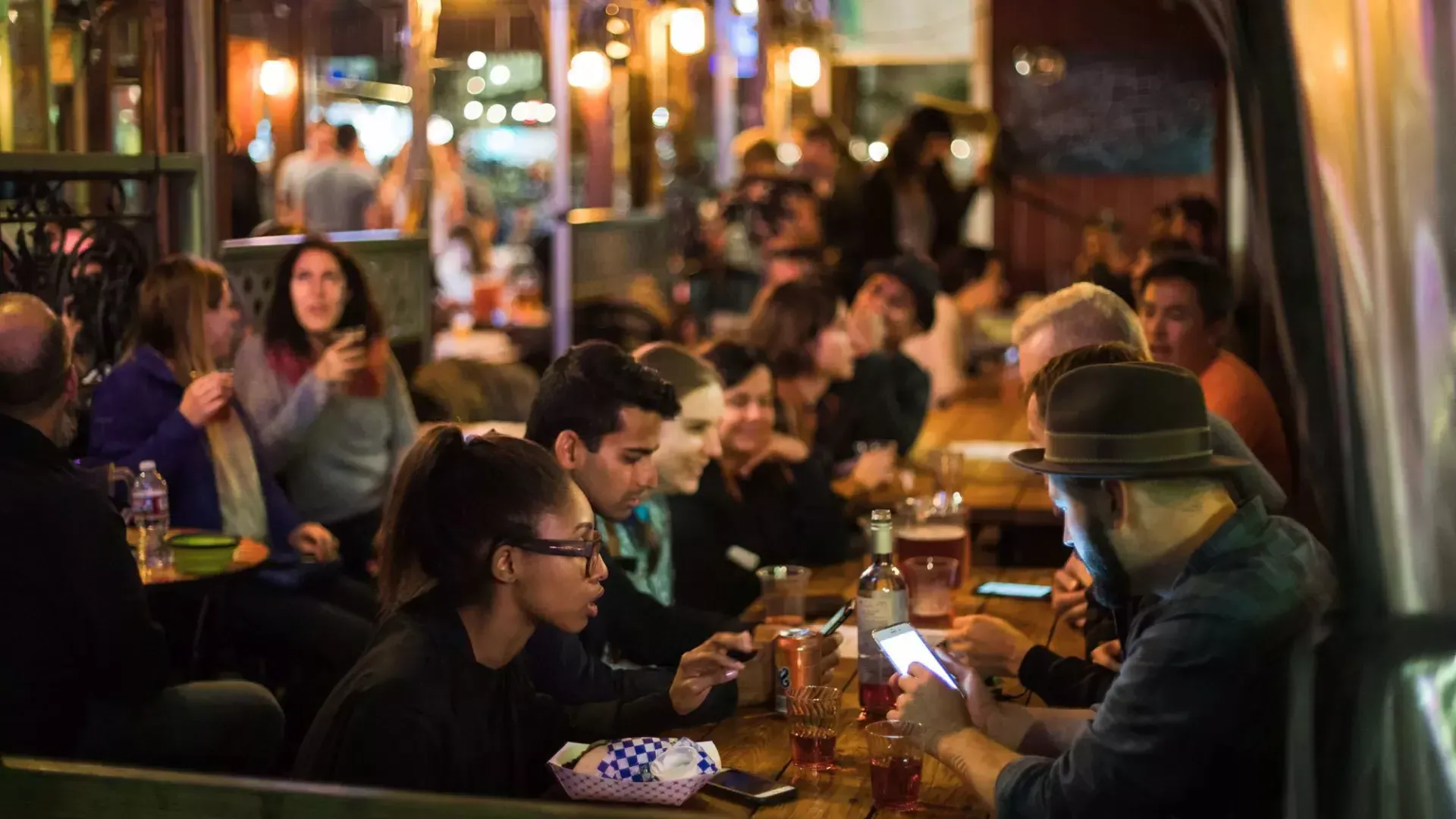 人们在索玛拥挤的餐厅用餐. 贝博体彩app，加利福尼亚州.