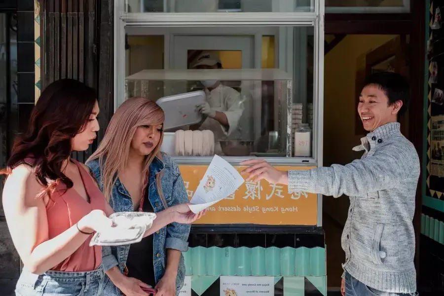 Nya Cruz and friend looking at a menu in 唐人街