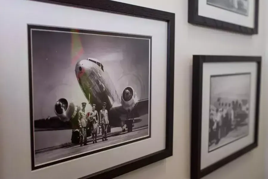 老照片的联合飞机挂在墙上.