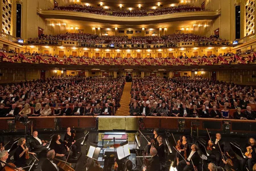 这首交响曲正在为纪念战争歌剧院的歌剧演出做准备。。加利福尼亚州贝博体彩app。