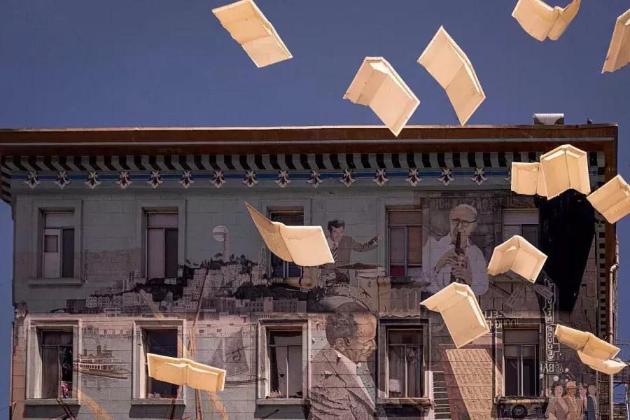Foto externa da Livraria City Lights 在贝博体彩app, mostrando um mural de livros e papel flutuante.