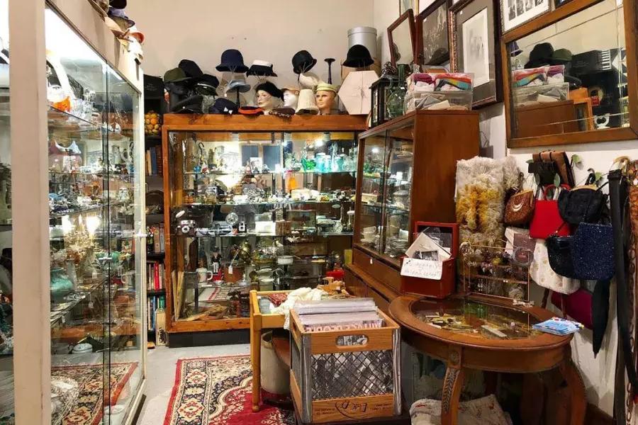 Cole Valley Antiques的各种古董，帽子，艺术品等内部的样子。