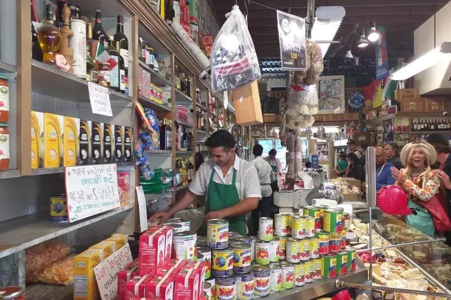 Dentro de um mercado de 和ida italiana no bairro de 北海滩, 在贝博体彩app.