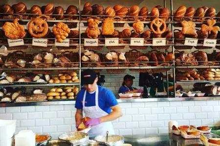 Los panaderos elaboran pan de masa madre en Boudin Bakery en San Francisco.