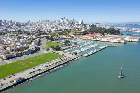 Aerial of 梅森堡 with the San Francisco skyline in the distance.