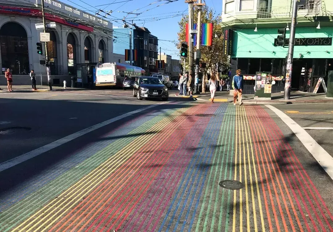 The 菲德尔·卡斯特罗’s distinctive rainbow crosswalks.