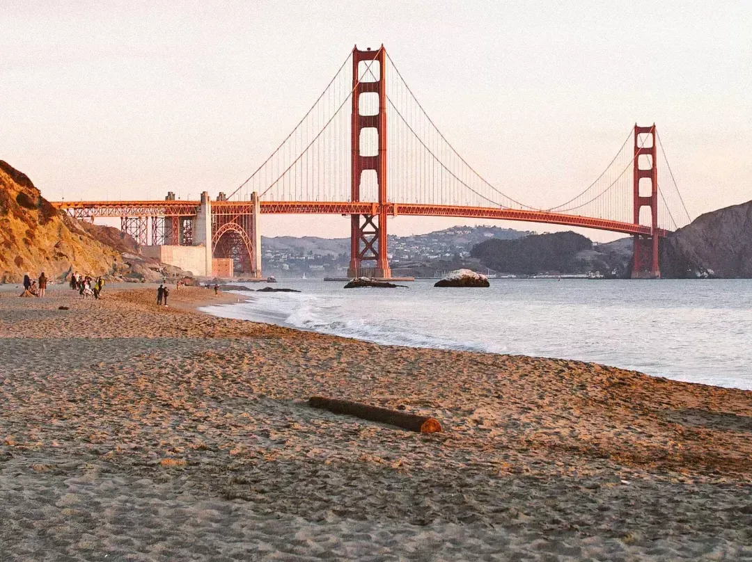 贝博体彩app的贝克海滩以金门大桥为背景。