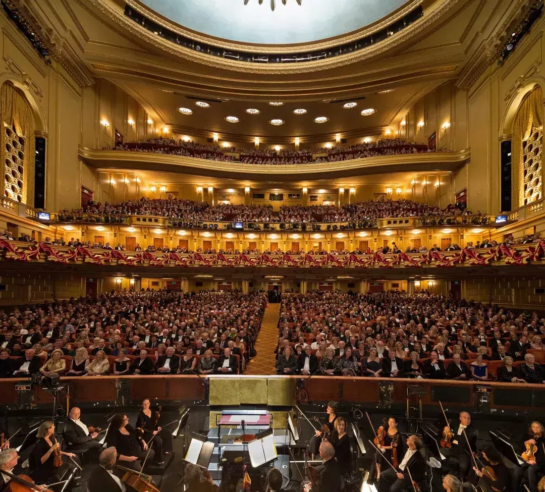 La symphonie se prépare pour une représentation d’opéra au War Memorial Opera House. San Francisco, Californie.