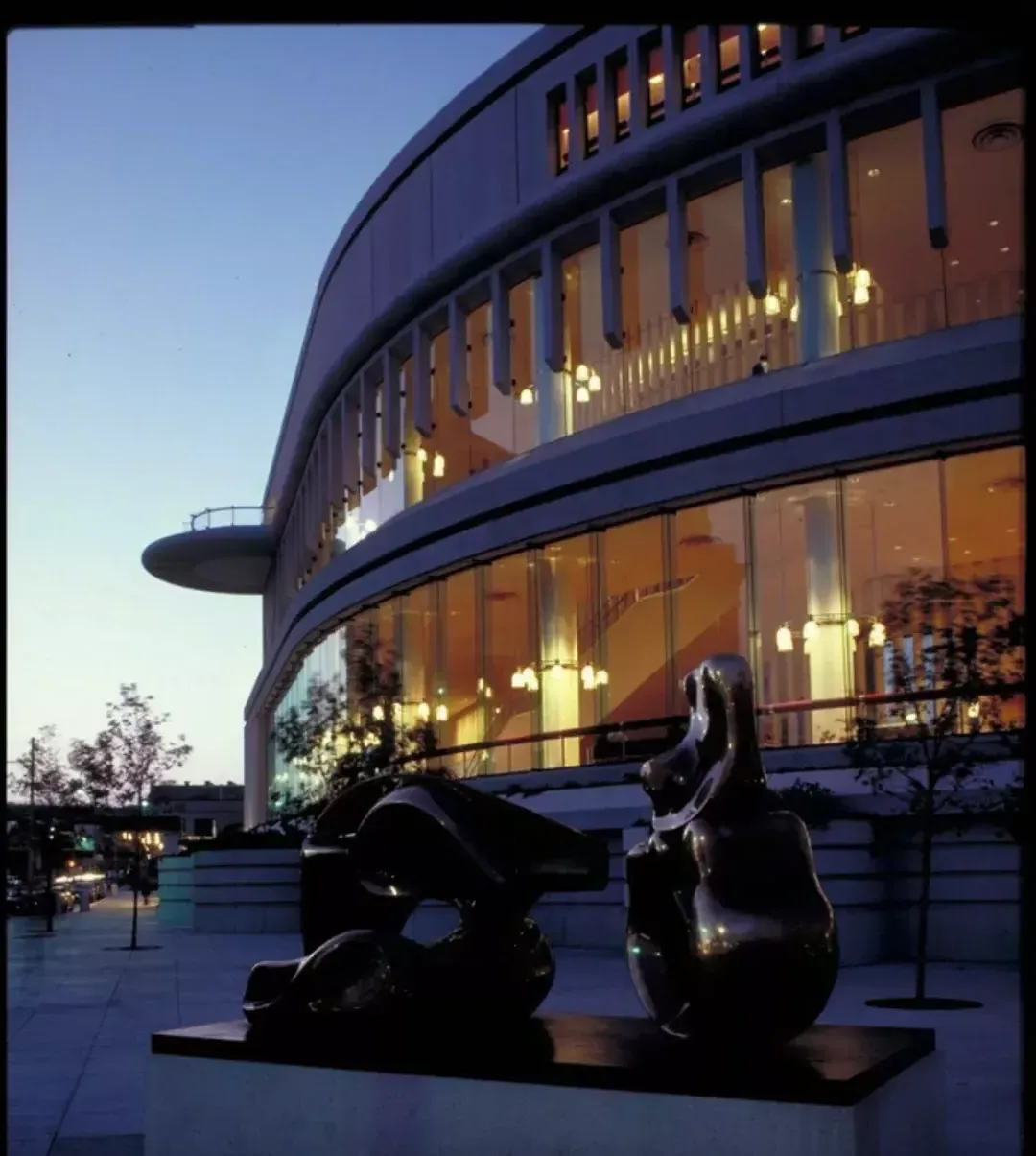 交响乐厅前的雕塑在晚上点亮