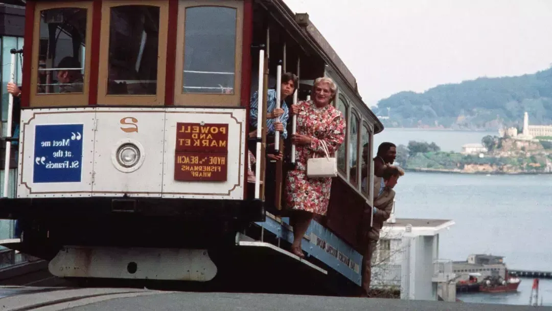 电影《火夫人》(太太 Doubtfire)中他们在缆车上的场景