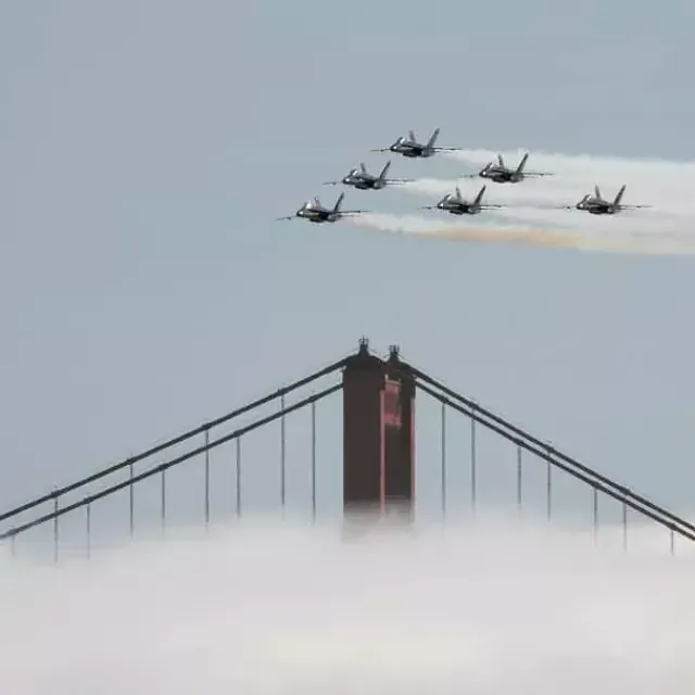 Blaue Engel über der Golden Gate Bridge