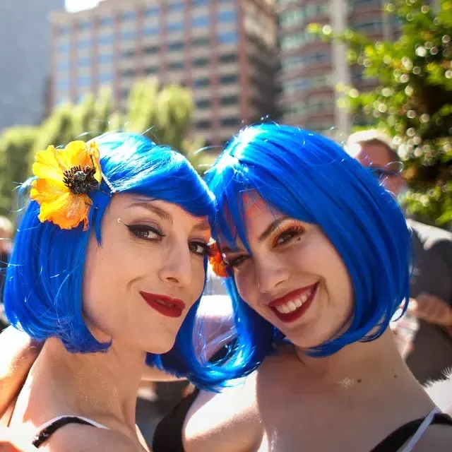 两个戴着蓝色假发的女人参加贝博体彩app的骄傲.