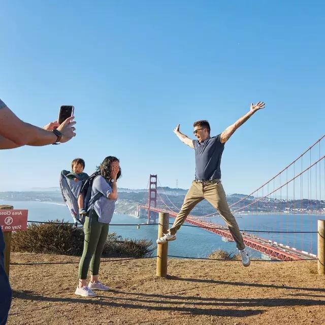 Un groupe prenant des photos au Golden Gate Bridge