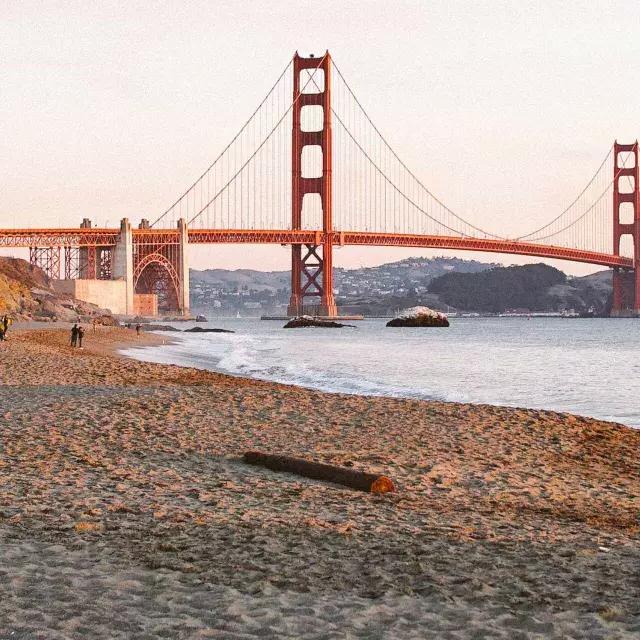 샌프란시스코의 베이커 해변은 金门大桥를 배경으로 촬영되었습니다.
