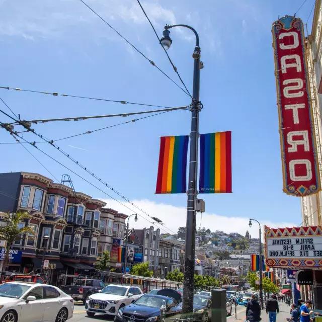 The Castro neighborhood of San Francisco, 前景是卡斯特罗剧院的标志和彩虹旗.