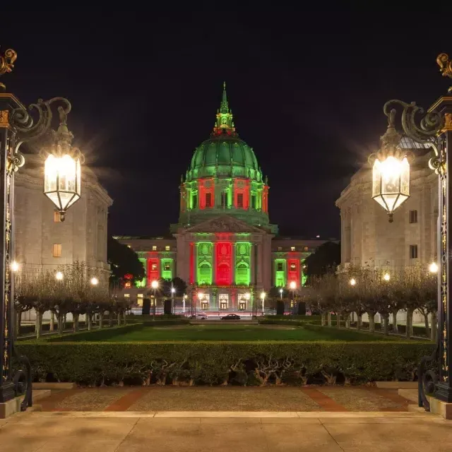 Prefeitura de São Francisco iluminada para os feriados.